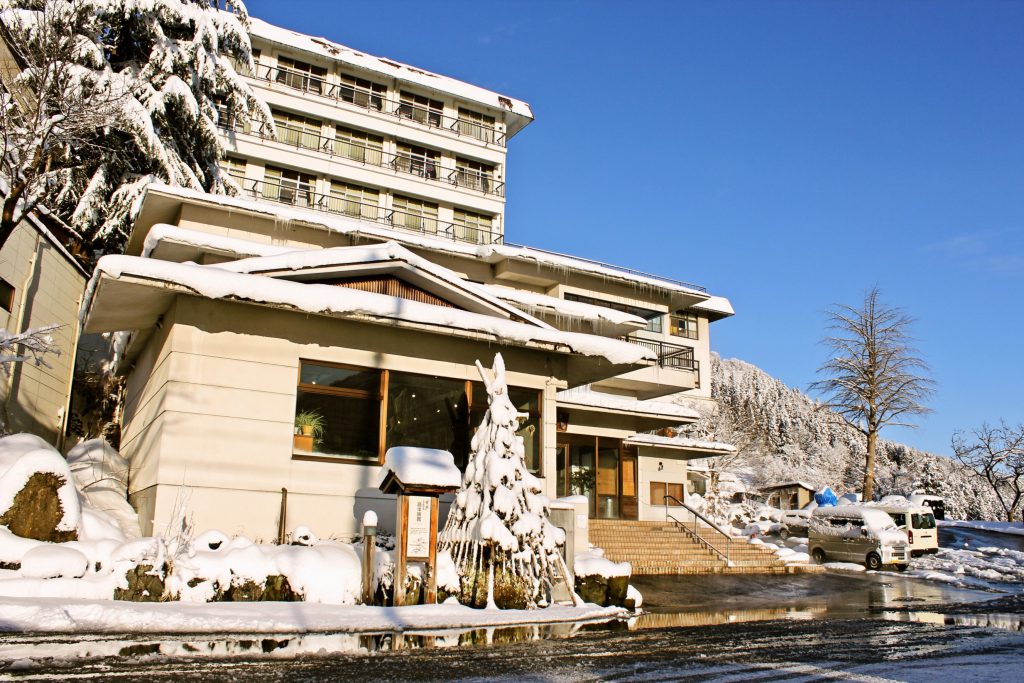 雪国の宿　高半